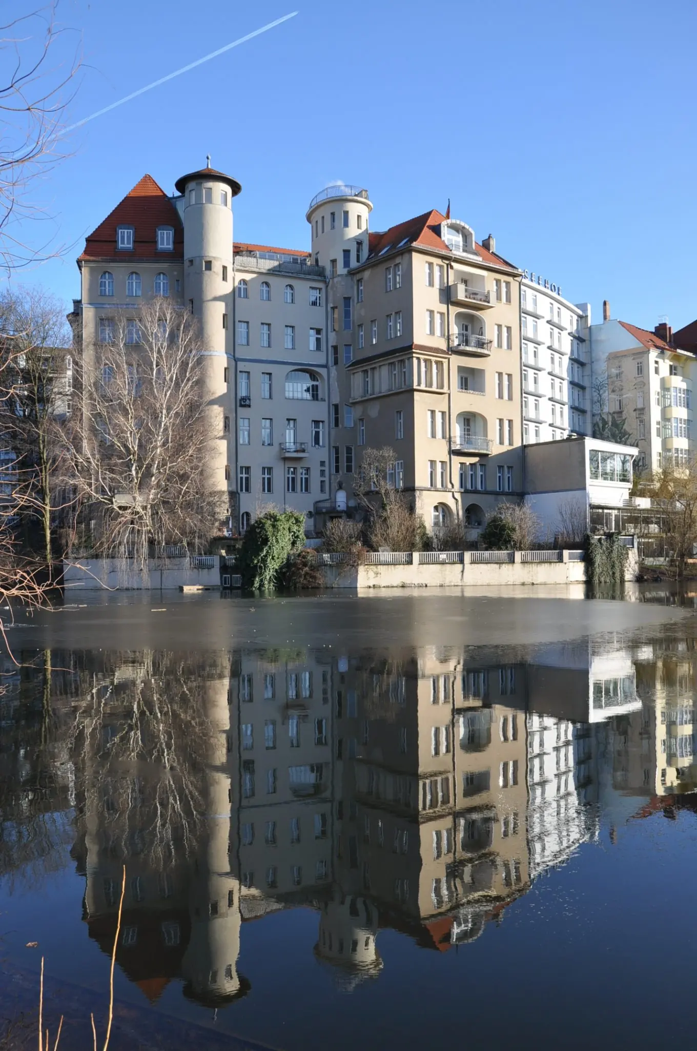 Das Kanzleigebäude am Lietzenseeufer, gespiegelt im See