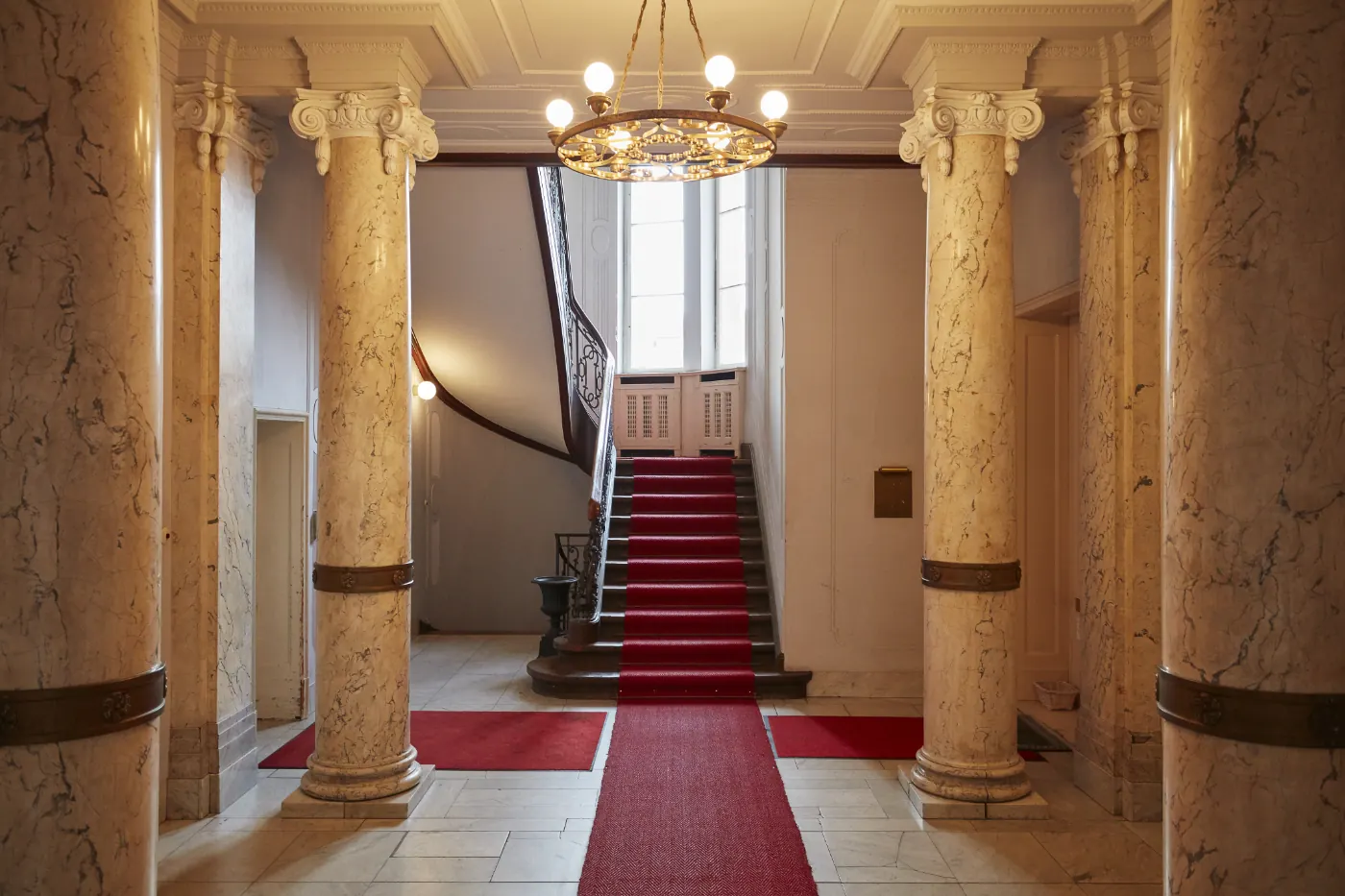 Eingangshalle mit Marmorsäulen und Treppe